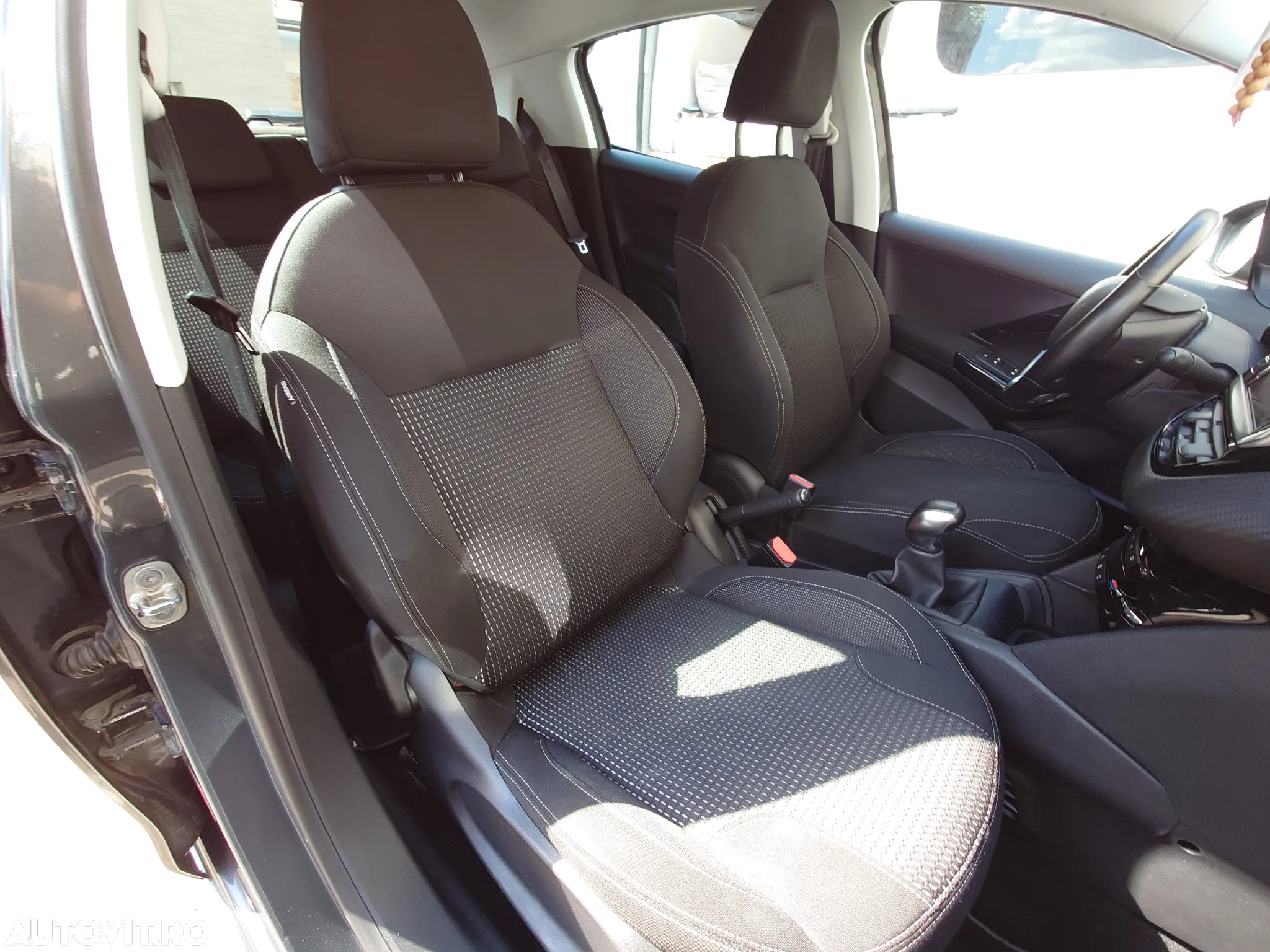 Peugeot 208 1.2 L PureTech Allure - 21
