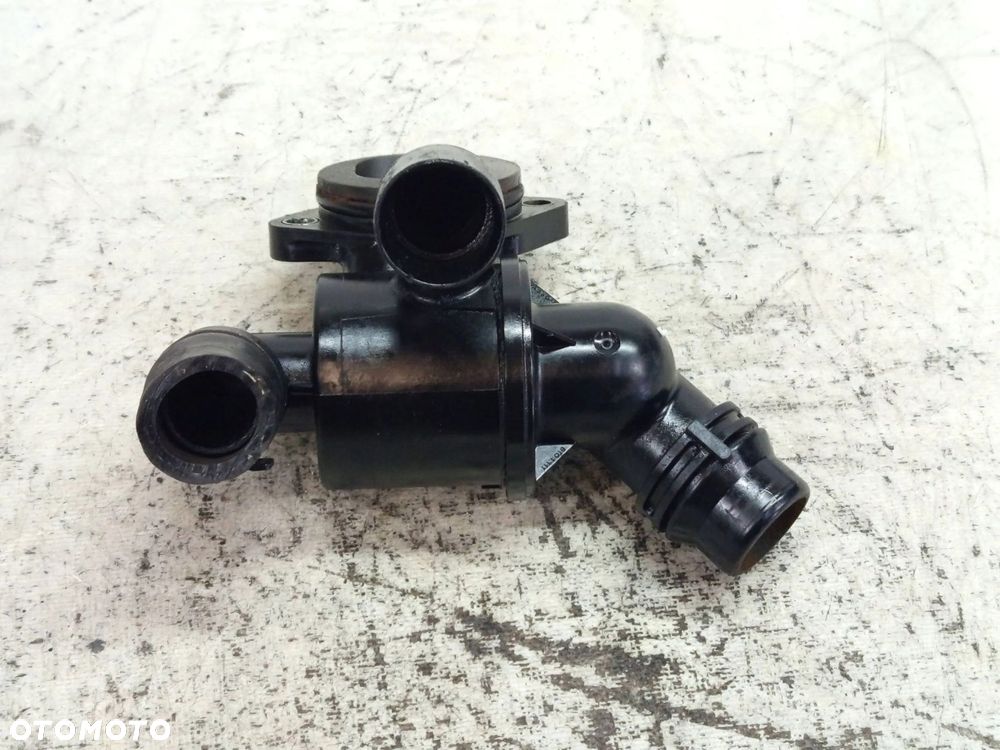 OBUDOWA KRÓCIEC TERMOSTATU AUDI A4 B8 A6 C6 2.0 TDI 03L121111AD - 2