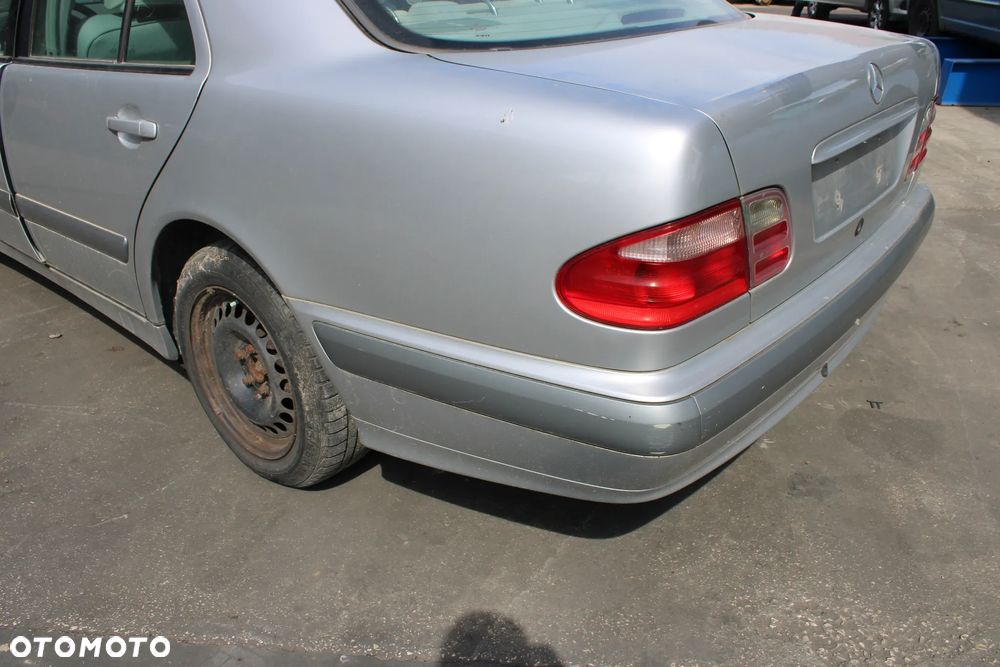 Mercedes W210 Sedan  Maska 744 Drzwi - 11