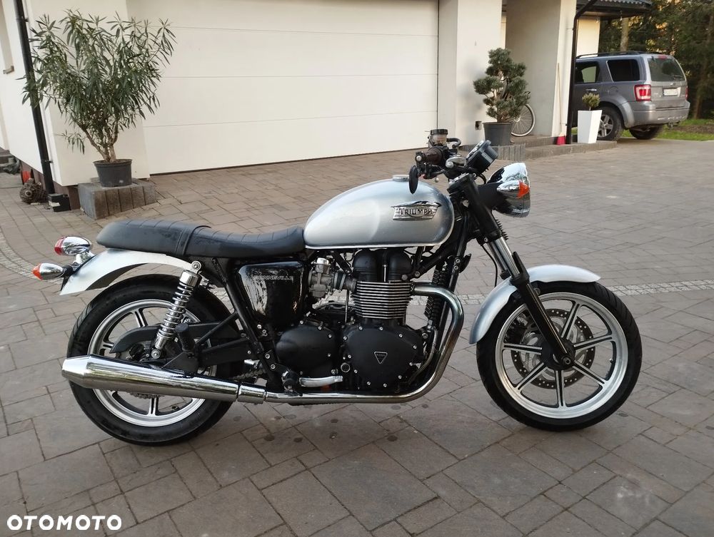 Triumph Bonneville - 1