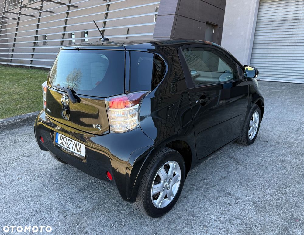 Toyota iQ - 6