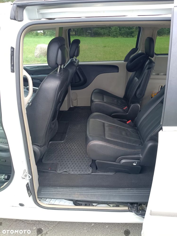 Chrysler Town & Country - 8