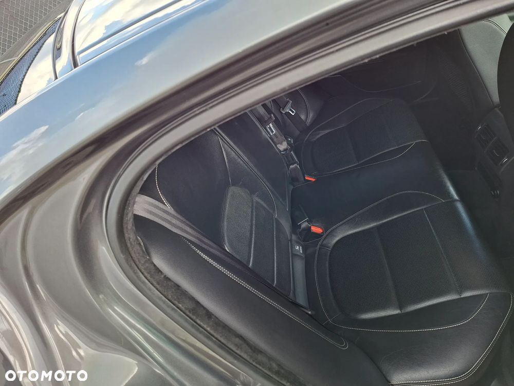 Jaguar XF 2.0 i4D AWD R-Sport - 10