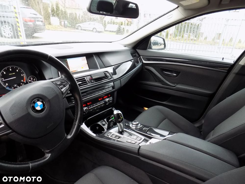 BMW Seria 5 525d xDrive - 17