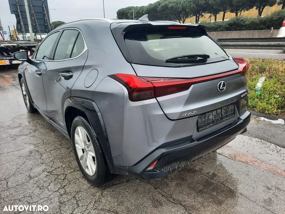 Lexus UX - 4