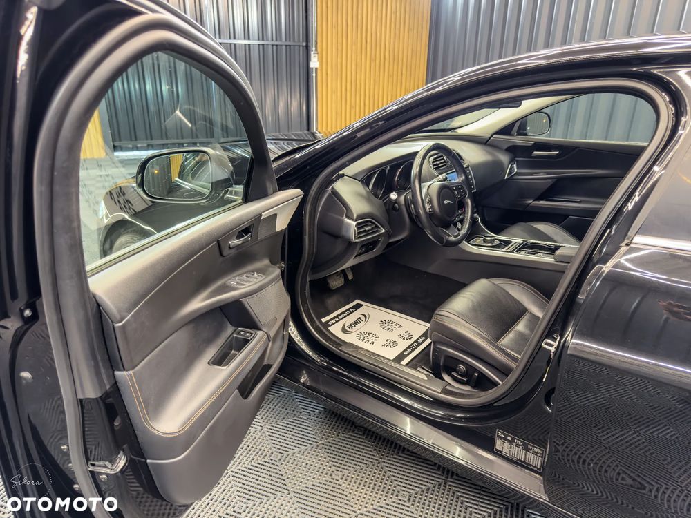 Jaguar XE 20d Prestige - 28