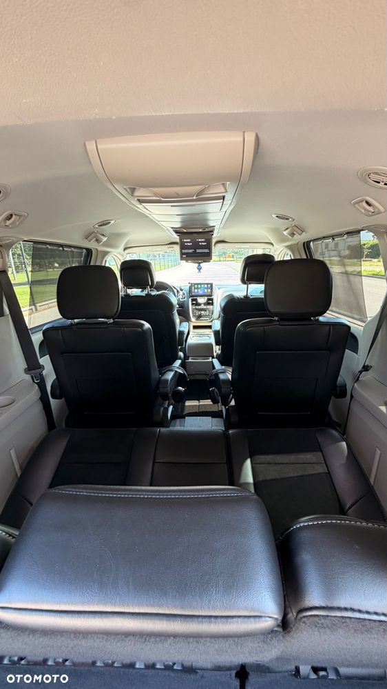 Chrysler Town & Country 3.6 Limited - 10