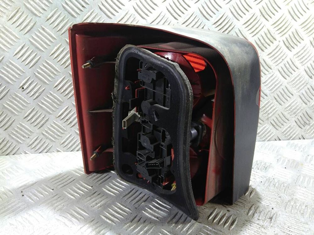 LAMPA PRAWA TYLNA VOLKSWAGEN PASSAT B5 - 2