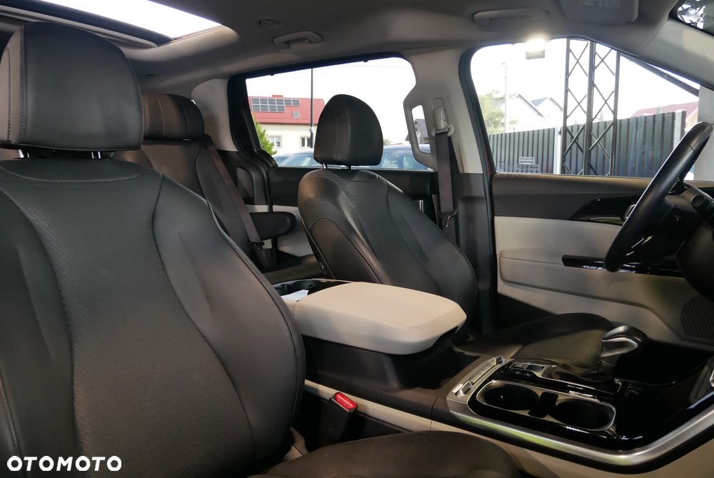 Kia Carnival - 11