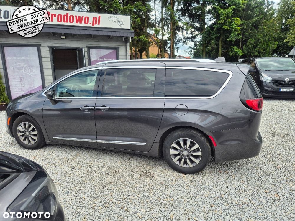 Chrysler Pacifica - 8