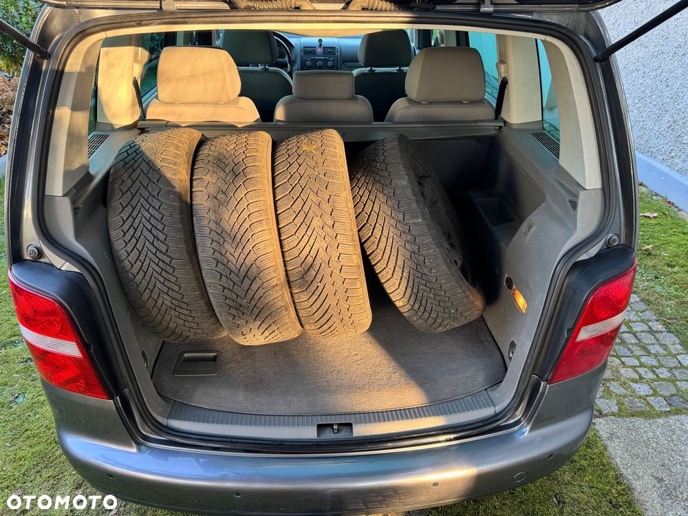 Volkswagen Touran 1.6 FSI Highline - 15