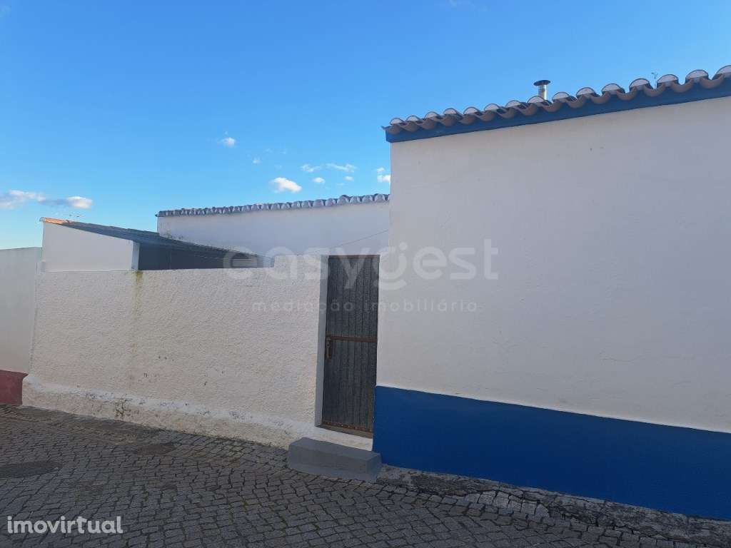 Moradia Térrea localizada na simpática localidade de Santa Vitória,... - Grande imagem: 2/18