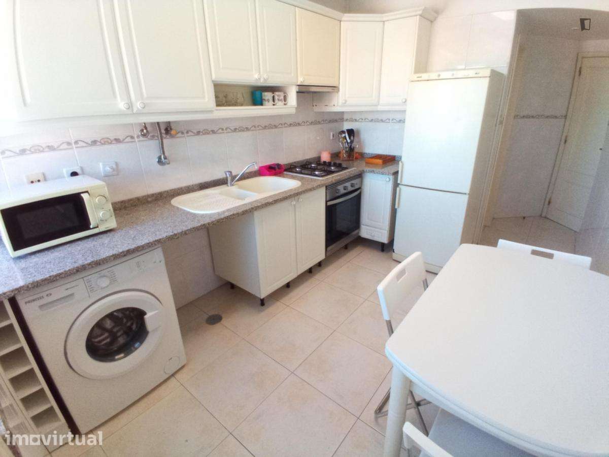 Quarto - localizado em Almada Lisbon - Grande imagem: 3/6