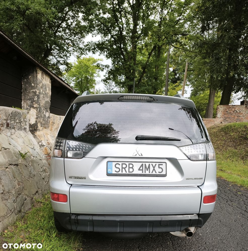 Mitsubishi Outlander - 2