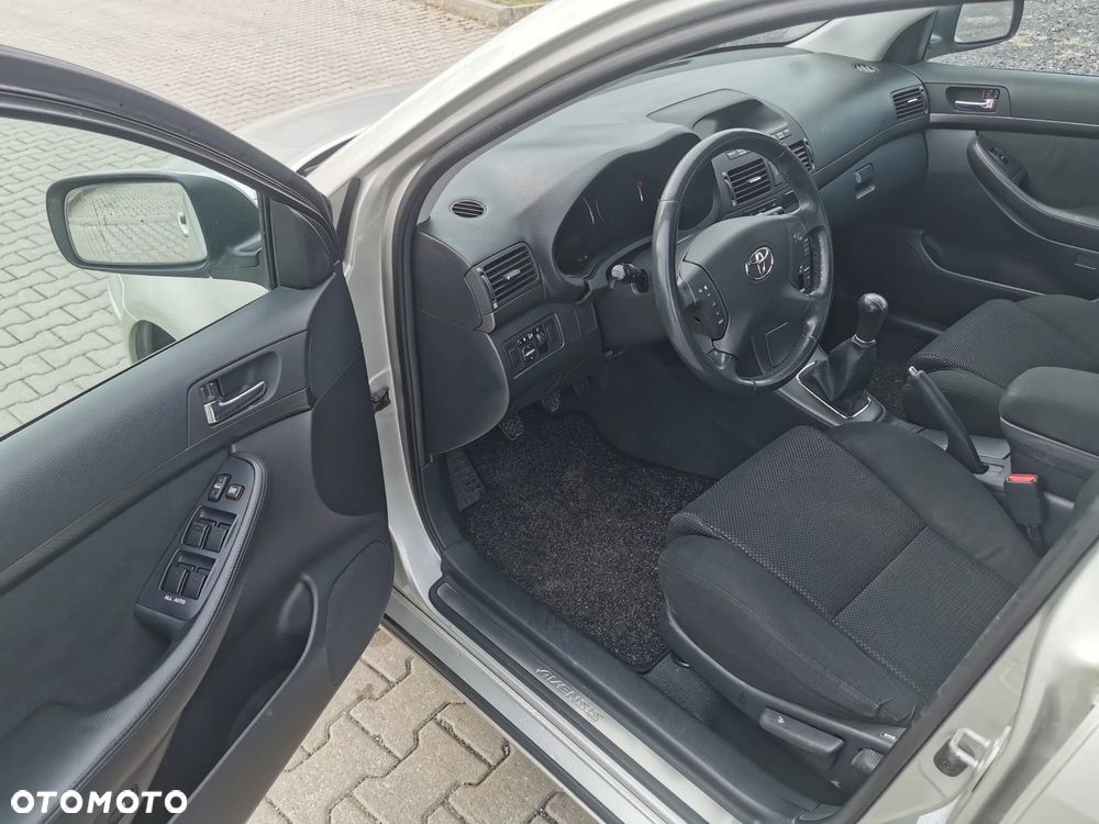 Toyota Avensis - 14