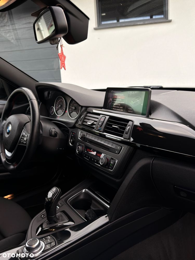 BMW Seria 3 330d xDrive Sport Line EU6 - 28