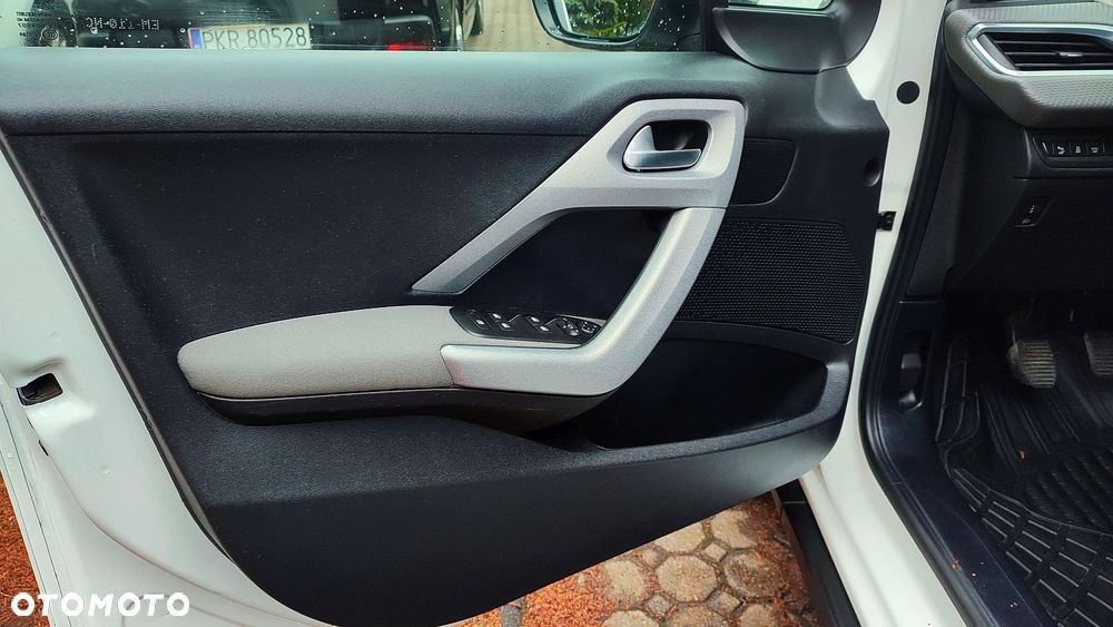 Peugeot 2008 1.2 Pure Tech Style S&S - 32