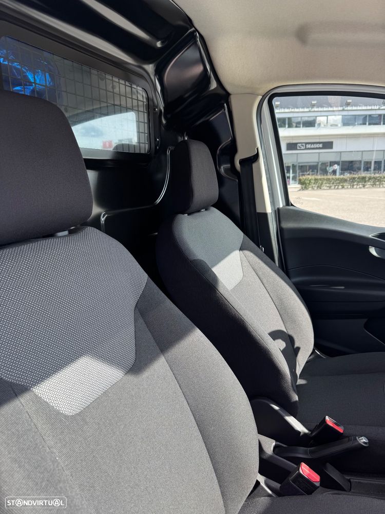 Ford Transit Courier - 12