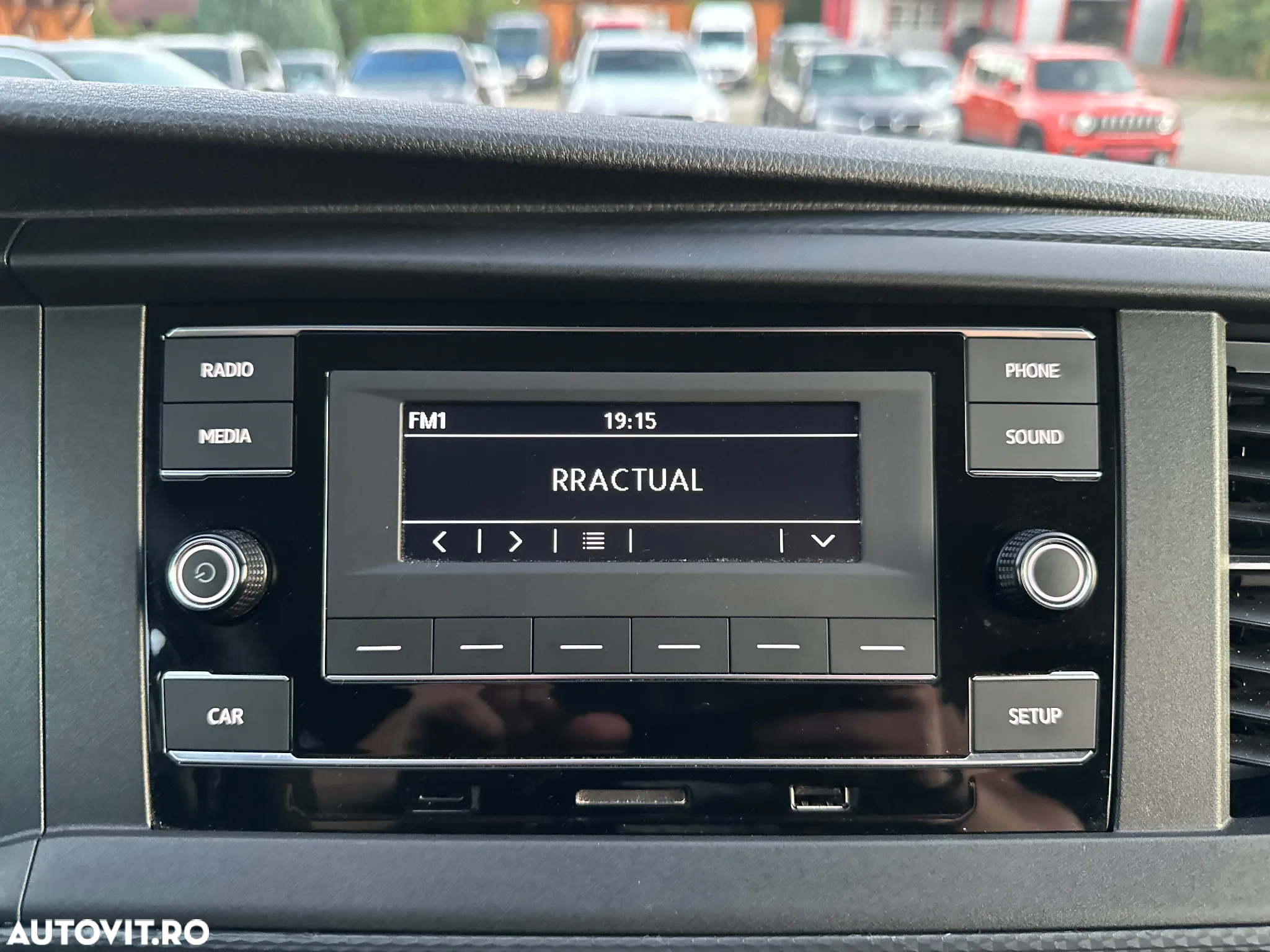 Volkswagen Caravelle - 28