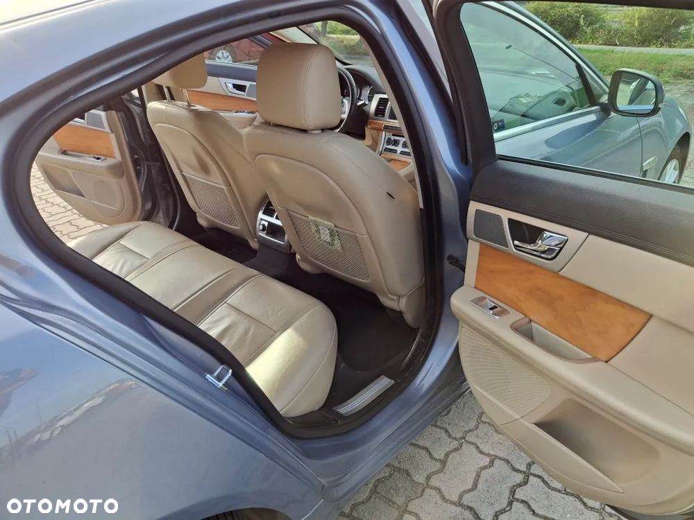 Jaguar XF - 12