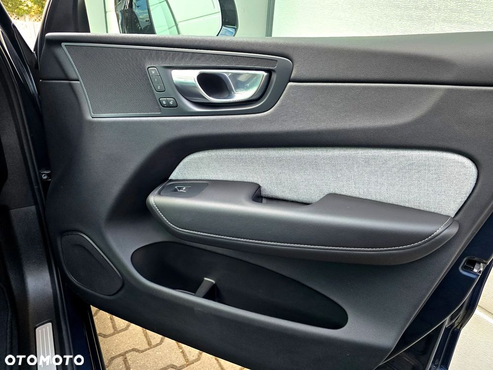 Volvo XC 60 T6 Plug-In Hybrid AWD Plus Dark - 27