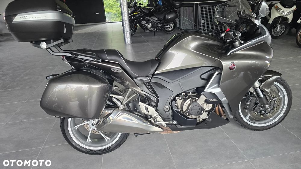 Honda VFR - 35