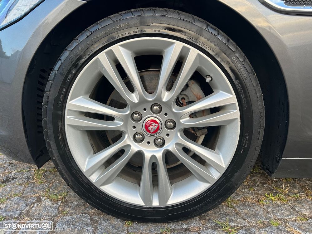 Jaguar XE 2.0 D Portfolio - 25