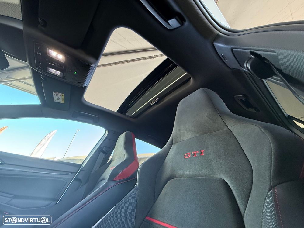 VW Golf 2.0 TSI GTI Clubsport 45 Years DSG - 31