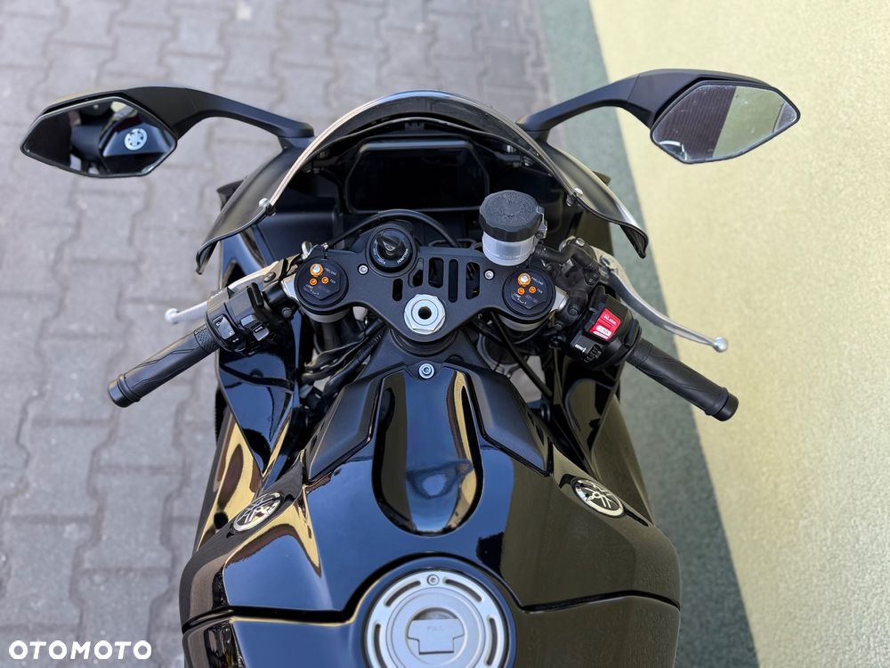 Yamaha R1 - 40