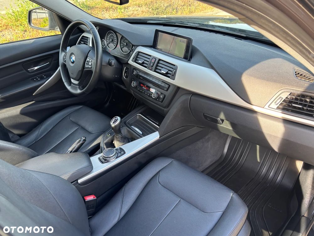 BMW Seria 3 320d Sport Line - 36