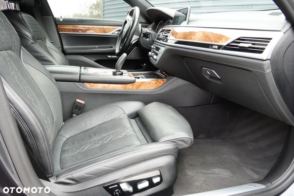 BMW Seria 7 750Li xDrive - 28