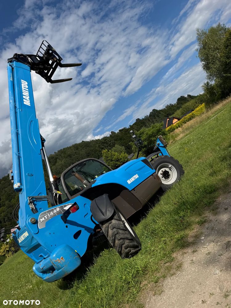 Manitou MT1440. Ładowarka Teleskopowa 14 metrów wysuw! UDŹWIG 4 TONY! Przebieg 2500 mtg. Maszyna jak Nowa z SALONU. 2017 rok. z Norwegii z Gospodarstwa rolnego! Silnik PERKINS Turbo 110 km. Aktualne Serwisy w Dekra. Nowy Model sterowane wszystko z 1 dżojstika. Ani deka luzów czy wycieku. OKAZJA! Jazda REWERS + 4 biegi. Skręt 3 tryby. Wyjście Hydrauliczne na maszcie, Poziomowanie ośi stabilizatory! Wyjścia Hydrauliczne na maszt! Okazja Ani deka luzów i wycieków. Wersja Norweska. Wielka Okazja  Opony jak Nowe! - 38