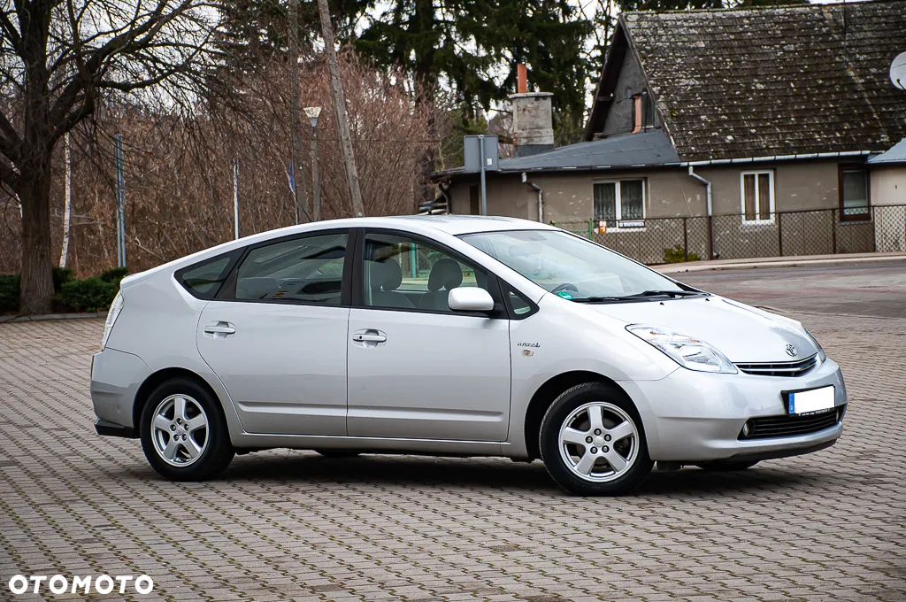 Toyota Prius (Hybrid) Executive - 4