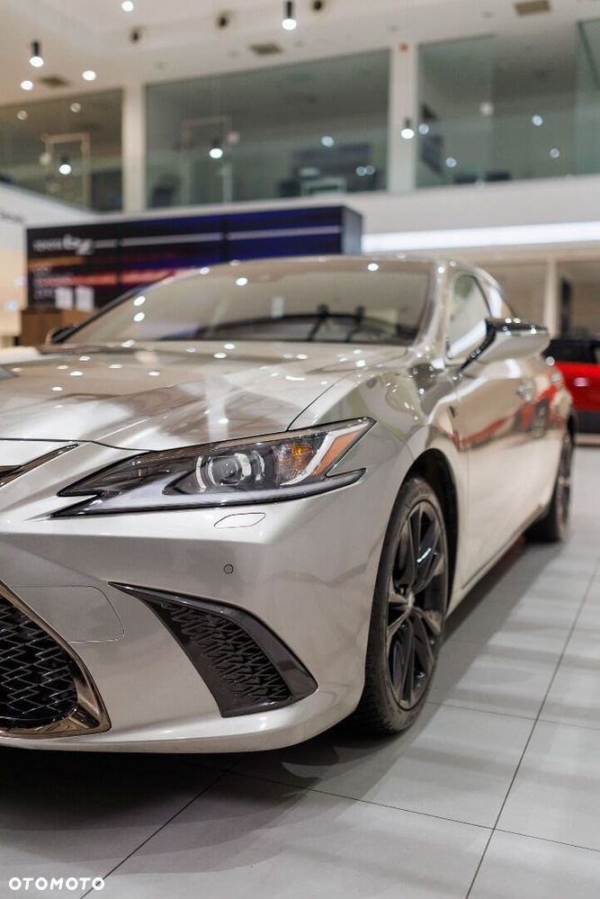 Lexus ES 300h F Sport Design - 22