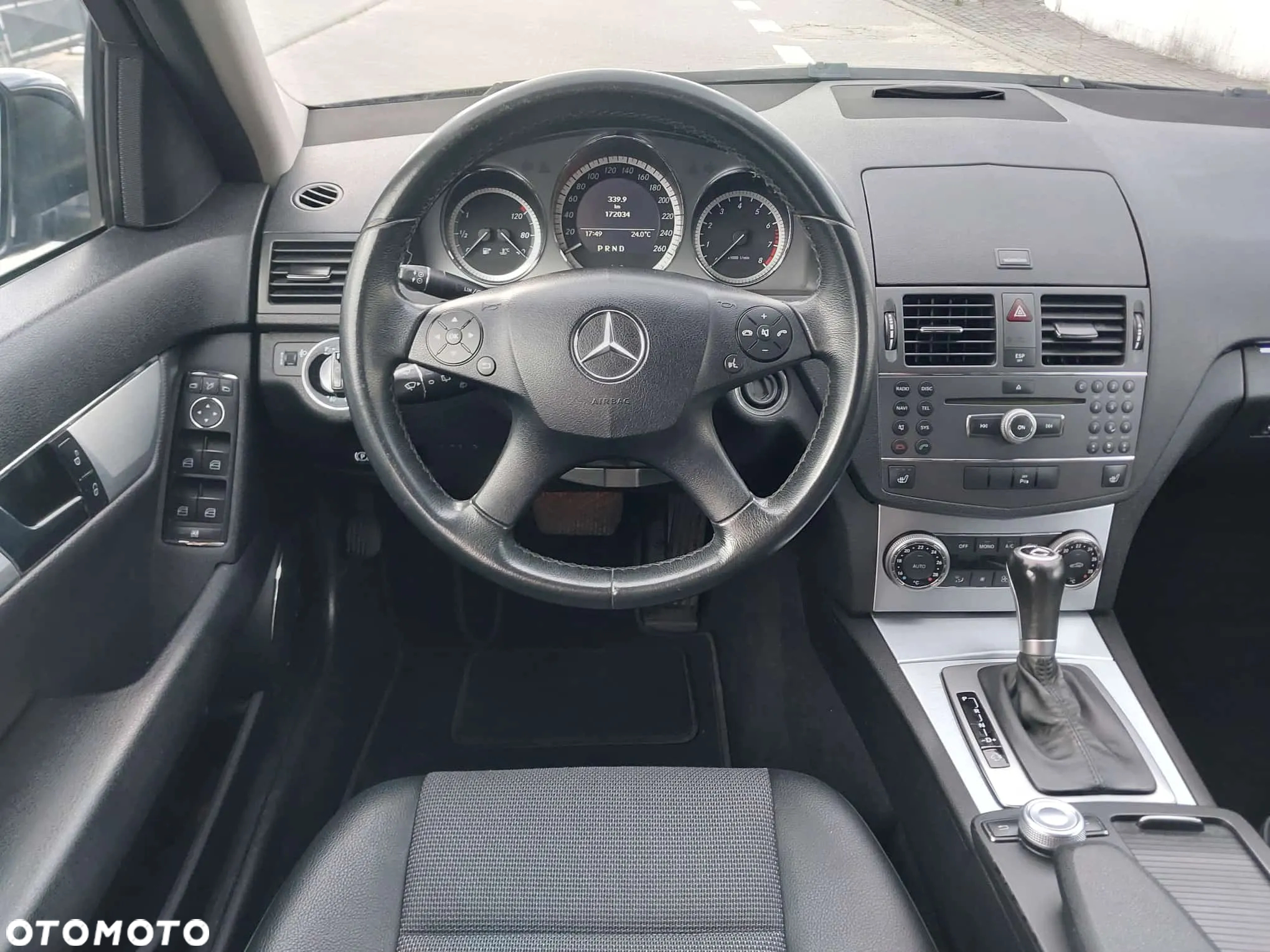 Mercedes-Benz Klasa C 180 CGI BlueEff Elegance - 13