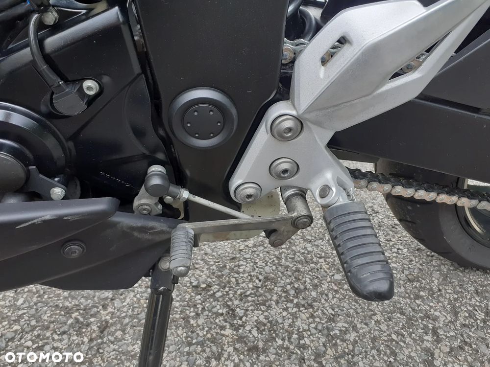 Suzuki GSR - 11