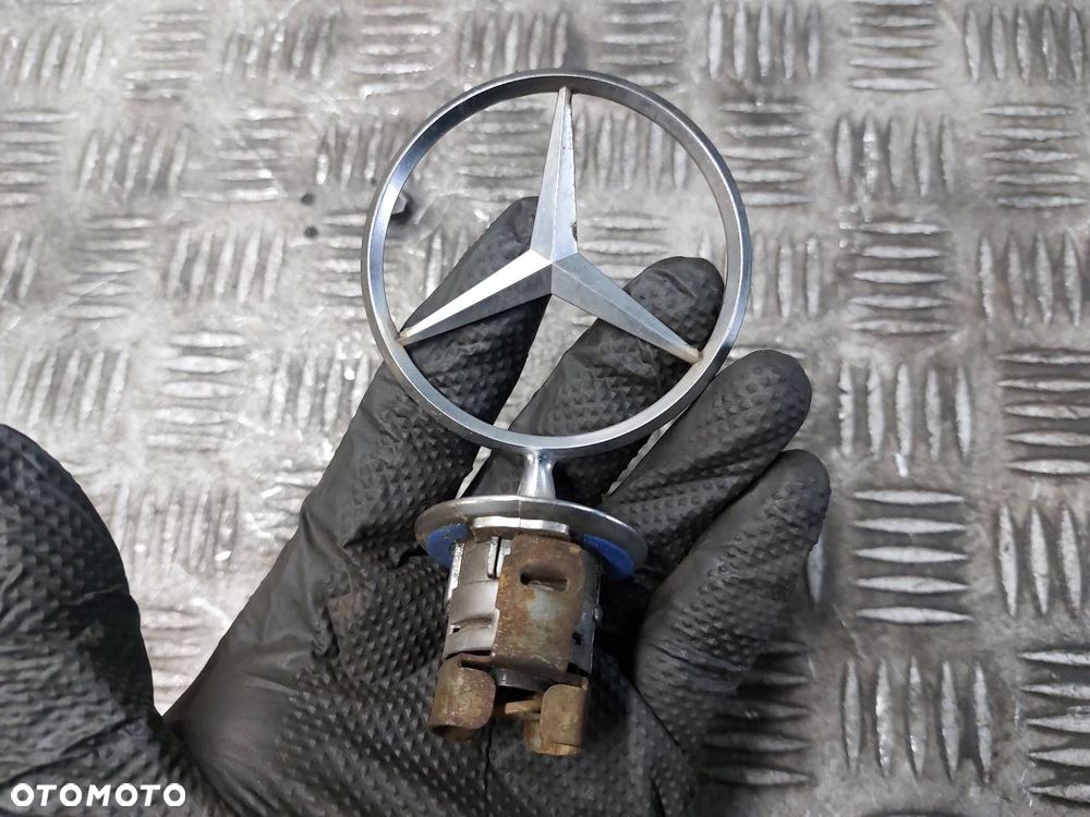 EMBLEMAT ZNACZEK LOGO GRILL MERCEDES-BENZ W210 E KLASA - 3