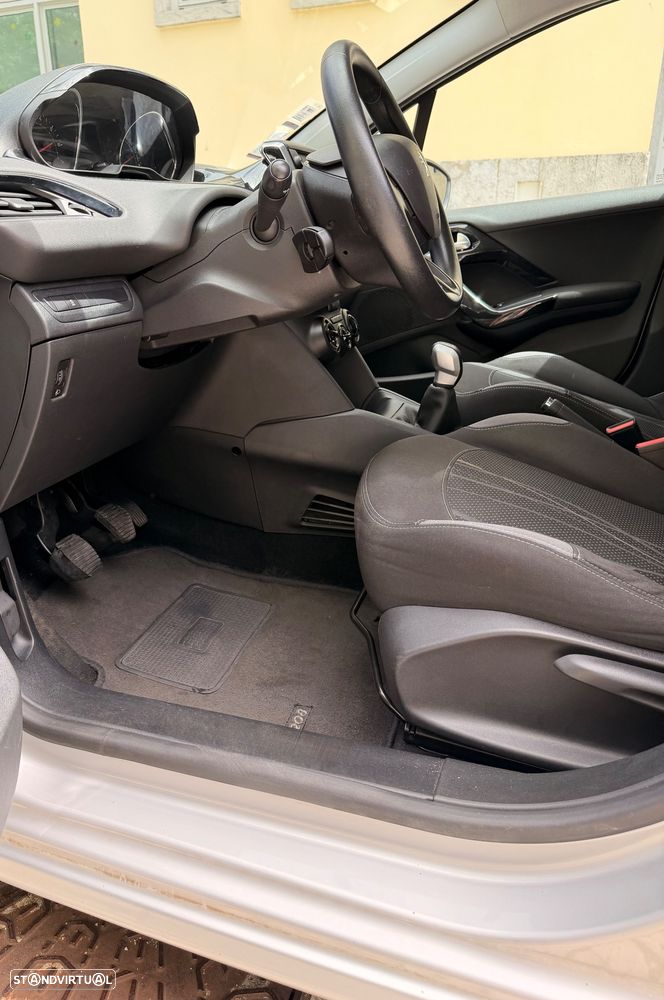 Peugeot 208 1.2 VTi Allure - 32