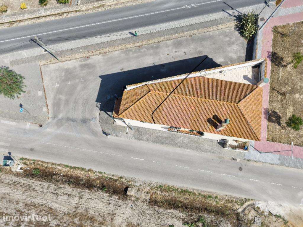 Prédio em propriedade Horizontal, com loja e habitação T4 - Grande imagem: 4/4