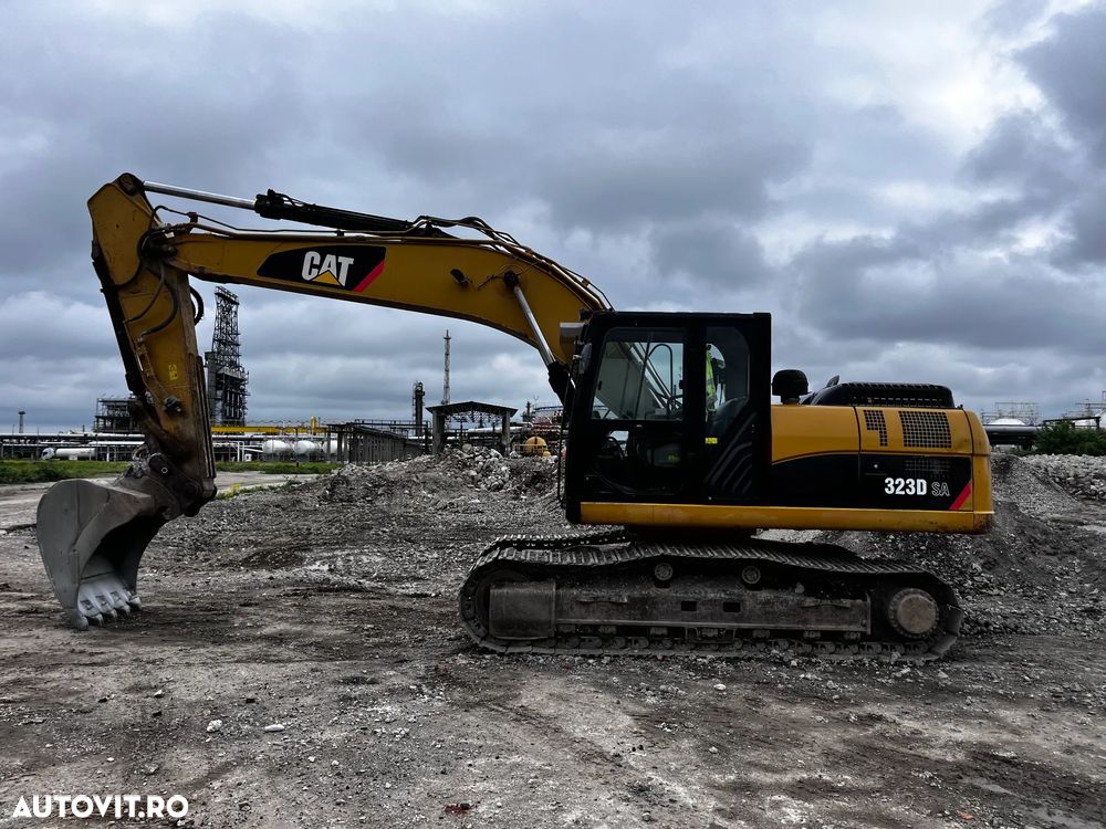 Caterpillar 323 D SA - 1
