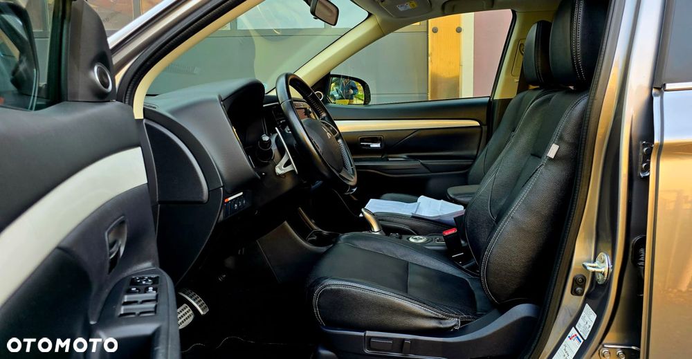 Mitsubishi Outlander 2.0 4WD Plus - 18
