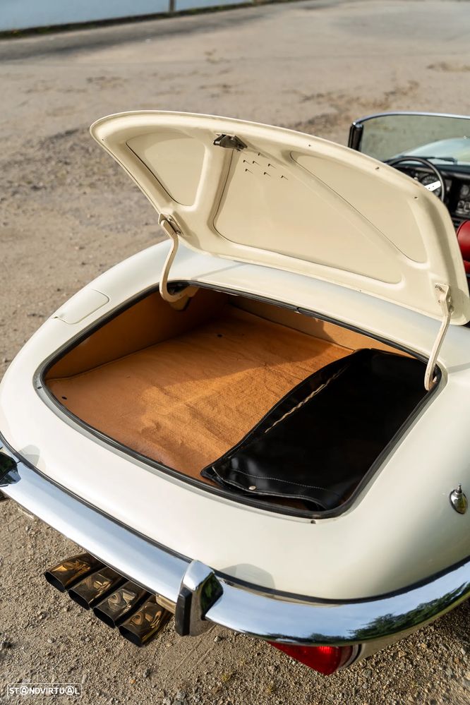 Jaguar E-Type - 56