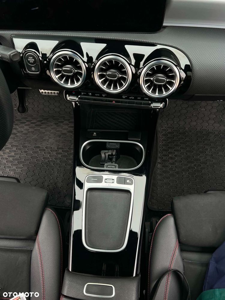 Mercedes-Benz CLA - 12