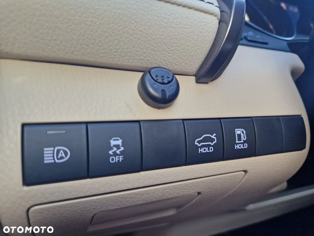Toyota Camry - 24