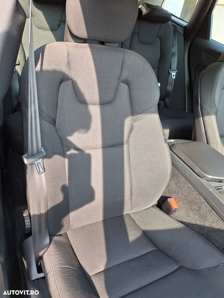 Volvo XC 60 B4 MHEV Momentum - 33