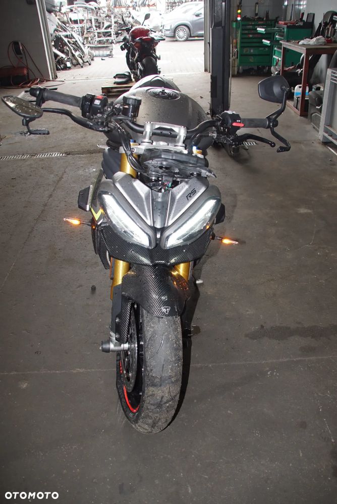 Triumph Speed Triple 1200 rs 2022 na części 692106889 SILNIK: silnik kompletny, blok silnika, głowica cylindrów, pokrywa zaworów, uszczelka głowicy, cylinder, tuleja cylindra, tłok, pierścienie tłokowe, sworzeń tłoka, korbowód, wał korbowy, panewki wału, wałek rozrządu, koło rozrządu, łańcuch rozrządu, napinacz rozrządu, ślizg rozrządu, zawór ssący, zawór wydechowy, sprężyna zaworowa, popychacz zaworu, dźwigienka zaworowa, uszczelniacz zaworowy, miska olejowa, korek spustowy oleju, pompa oleju, smok olejowy, filtr oleju, chłodnica oleju, przewód olejowy, obudowa filtra oleju, czujnik ciśnienia oleju, pokrywa alternatora, pokrywa sprzęgła, dekiel silnika, uszczelki silnika, engine assembly, engine block, cylinder head, valve cover, piston, piston rings, connecting rod, crankshaft, camshaft, timing chain, oil pump.  UKŁAD PALIWOWY I DOLOTOWY: zbiornik paliwa, bak paliwa, korek wlewu paliwa, pompa paliwa, kosz pompy paliwa, filtr paliwa, przewód paliwowy, listwa wtryskowa, wtryskiwacz, regulator ciśnienia paliwa, przepustnica, korpus przepustnicy, silniczek krokowy, czujnik położenia przepustnicy TPS, manetka gazu, rolgaz, elektroniczny gaz ride-by-wire, airbox, obudowa filtra powietrza, filtr powietrza, króciec dolotowy, kolektor dolotowy, czujnik temperatury powietrza, czujnik ciśnienia MAP, fuel tank, fuel pump, fuel injector, throttle body, air filter.  SPRZĘGŁO I SKRZYNIA BIEGÓW: kosz sprzęgłowy, piasta sprzęgła, tarcze sprzęgłowe, przekładki sprzęgła, sprężyny sprzęgła, docisk sprzęgła, pompa sprzęgła, wysprzęglik, przewód sprzęgła, klamka sprzęgła, skrzynia biegów, wałek sprzęgłowy, wałek zdawczy, koła zębate skrzyni, wodzik zmiany biegów, bęben zmiany biegów, czujnik biegu, dźwignia zmiany biegów, cięgno zmiany biegów, quickshifter, czujnik quickshiftera, clutch basket, clutch plates, gearbox, transmission shaft, gear selector drum, shift fork.  NAPĘD TYLNEGO KOŁA: zębatka przednia, zębatka tylna, łańcuch napędowy, spinka łańcucha, napinacz łańcucha, prowadnica łańcucha, osłona łańcucha, guma zabieraka, zabierak zębatki, mocowanie zębatki, front sprocket, rear sprocket, drive chain, chain adjuster, chain guide, chain guard, sprocket carrier.  UKŁAD WYDECHOWY: kolektory wydechowe, rury wydechowe, tłumik końcowy, tłumik środkowy, katalizator, osłona tłumika, zawór wydechowy, silniczek zaworu wydechowego, linki zaworu wydechowego, sonda lambda, uszczelka kolektora, obejma wydechu, mocowanie tłumika, exhaust headers, muffler, silencer, catalytic converter, exhaust valve, oxygen sensor, heat shield.  UKŁAD CHŁODZENIA: chłodnica, wentylator chłodnicy, osłona chłodnicy, korek chłodnicy, zbiorniczek wyrównawczy, pompa wody, termostat, obudowa termostatu, przewód chłodnicy, wąż układu chłodzenia, króciec wody, czujnik temperatury płynu, radiator, radiator fan, coolant reservoir, water pump, thermostat, coolant hose.  ZAWIESZENIE PRZEDNIE: lagi przednie, widelec przedni, goleń widelca, rura nośna, dolna półka, górna półka, sztyca widelca, uszczelniacz lagi, uszczelniacz przeciwpyłowy, sprężyna widelca, kartridż amortyzatora, regulator tłumienia, korek lagi, olej do lag, amortyzator skrętu, steering damper, front fork, fork tube, fork seal, fork cartridge, triple clamp, upper yoke, lower yoke.  ZAWIESZENIE TYLNE: amortyzator tylny, sprężyna amortyzatora, wahacz jednoramienny, oś wahacza, łożysko wahacza, kiwak zawieszenia, łącznik amortyzatora, regulator napięcia wstępnego, mocowanie amortyzatora, rear shock, shock absorber, single-sided swingarm, swingarm pivot, suspension linkage.  UKŁAD HAMULCOWY: zacisk hamulcowy przedni lewy, zacisk hamulcowy przedni prawy, zacisk hamulcowy tylny, jarzmo zacisku, tłoczek hamulcowy, zestaw naprawczy zacisku, klocki hamulcowe przednie, klocki hamulcowe tylne, tarcza hamulcowa przednia, tarcza hamulcowa tylna, pompa hamulcowa przednia, pompa hamulcowa tylna, przewód hamulcowy, przewód w oplocie, zbiorniczek płynu hamulcowego, klamka hamulca, pedał hamulca, czujnik światła stop, moduł ABS, pompa ABS, czujnik ABS, pierścień ABS, front brake caliper, rear brake caliper, brake pads, brake disc, brake rotor, brake master cylinder.  KOŁA I OPONY: felga przednia, felga tylna, koło przednie, koło tylne, oś koła przedniego, oś koła tylnego, dystans koła, łożysko koła, uszczelniacz koła, piasta koła, nakrętka tylnego koła, zawór opony, czujnik ciśnienia TPMS, opona przednia, opona tylna, front wheel, rear wheel, wheel rim, wheel axle, wheel bearing, wheel hub, tire, tyre, TPMS sensor.  KIEROWNICA I STEROWANIE: kierownica, mocowanie kierownicy, riser kierownicy, lewa manetka, prawa manetka, ciężarki kierownicy, końcówki kierownicy, lusterko lewe, lusterko prawe, uchwyt lusterka, klamka sprzęgła, klamka hamulca, przełącznik zespolony lewy, przełącznik zespolony prawy, rolgaz, stacyjka, antena stacyjki, amortyzator skrętu, handlebar, handlebar clamp, grip, bar end, rear-view mirror, switchgear, ignition switch.  RAMA I PODWOZIE: rama główna, rama tylna, subframe, wspornik ramy, mocowanie silnika, śruba mocowania silnika, crash pad, slider ramy, osłona ramy, stopka boczna, czujnik stopki bocznej, sprężyna stopki, uchwyt tablicy rejestracyjnej, mocowanie podnóżka, podnóżek kierowcy lewy, podnóżek kierowcy prawy, podnóżek pasażera lewy, podnóżek pasażera prawy, set podnóżków, rearset, frame, rear subframe, engine mount, crash protector, side stand, footpeg.  OWIEWKI I NADWOZIE: owiewka przednia, owiewka boczna lewa, owiewka boczna prawa, owiewka tylna, boczek lewy, boczek prawy, osłona chłodnicy, osłona silnika, belly pan, pług pod silnik, błotnik przedni, błotnik tylny, nadkole, hugger, przednia szyba, szyba sportowa, deflektor, wlot powietrza, osłona ramy, osłona wahacza, osłona karbonowa, carbon cover, fairing, side panel, front fender, rear fender, windscreen, radiator cover.  SIEDZENIE I TYLNA CZĘŚĆ: siedzenie kierowcy, siedzenie pasażera, kanapa, zamek siedzenia, linka zamka siedzenia, uchwyt pasażera, ogon motocykla, stelaż tylny, wypełnienie zadupka, osłona siedzenia, seat cowl, rider seat, passenger seat, seat lock, tail section.  ELEKTRYKA I ELEKTRONIKA: wiązka elektryczna główna, wiązka przednia, wiązka tylna, sterownik silnika ECU, moduł zapłonowy, regulator napięcia, alternator, stator, rotor alternatora, rozrusznik, przekaźnik rozrusznika, akumulator, skrzynka bezpieczników, bezpiecznik, przekaźnik, cewka zapłonowa, świeca zapłonowa, fajka świecy, przewód masowy, złącze elektryczne, gniazdo USB, immobilizer, antena immobilizera, czujnik przechyłu, czujnik położenia wału, czujnik położenia wałka, czujnik prędkości, czujnik temperatury, czujnik ciśnienia, wiring harness, ECU, voltage regulator, alternator, starter motor, starter relay, battery, fuse box, ignition coil, spark plug.  OŚWIETLENIE I ZEGARY: reflektor przedni, lampa przednia LED, światło mijania, światło drogowe, moduł reflektora, kierunkowskaz przedni lewy, kierunkowskaz przedni prawy, kierunkowskaz tylny lewy, kierunkowskaz tylny prawy, lampa tylna, światło stop, lampka tablicy rejestracyjnej, licznik, zegary, wyświetlacz TFT, panel wskaźników, obudowa licznika, czujnik poziomu paliwa, headlight, LED headlamp, tail light, brake light, turn signal, indicator, instrument cluster, dashboard, TFT display.  SYSTEMY ELEKTRONICZNE: moduł kontroli trakcji, traction control, czujnik IMU, moduł ride-by-wire, tempomat, przełącznik tempomatu, quickshifter up and down, moduł ABS, czujnik kąta pochylenia, moduł Bluetooth, antena, moduł bezkluczykowy, keyless module, kluczyk, pilot, immobilizer key, przełącznik trybów jazdy, riding mode switch.  ŚRUBY, ŁOŻYSKA I DROBNE CZĘŚCI: komplet śrub, śruba owiewki, nakrętka osi, tuleja dystansowa, podkładka, spinka, zatrzask, kołek montażowy, guma mocująca, silentblock, obejma, uchwyt przewodu, łożysko główki ramy, łożysko igiełkowe, łożysko kulkowe, simmering, uszczelka, oring, zestaw naprawczy, - 16