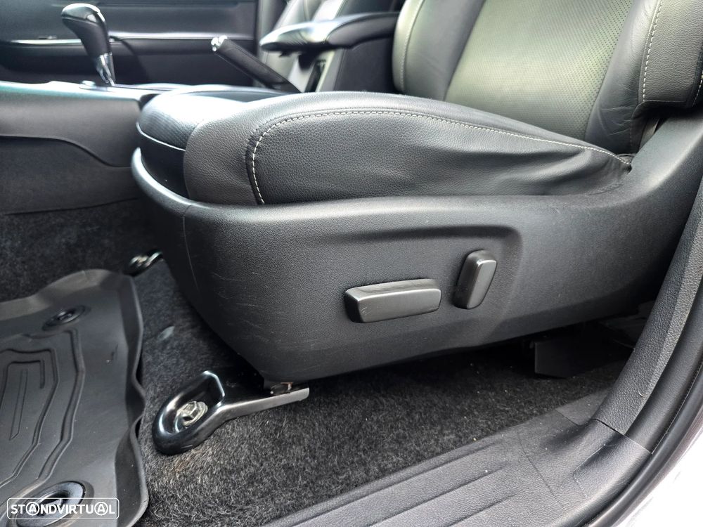 Toyota Hilux 2.8 D-4D 4WD Invincible TA - 31