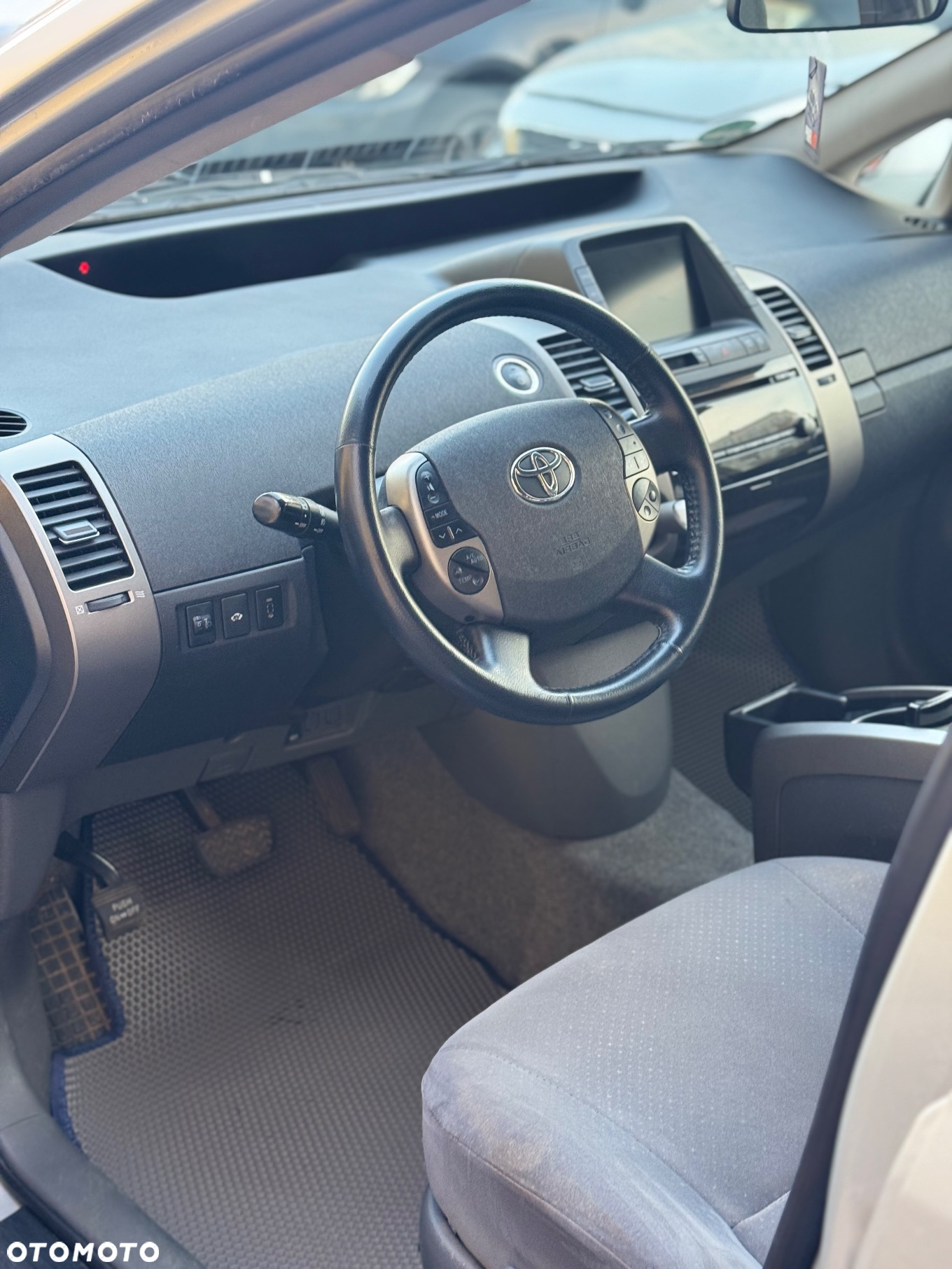 Toyota Prius (Hybrid) Executive - 11