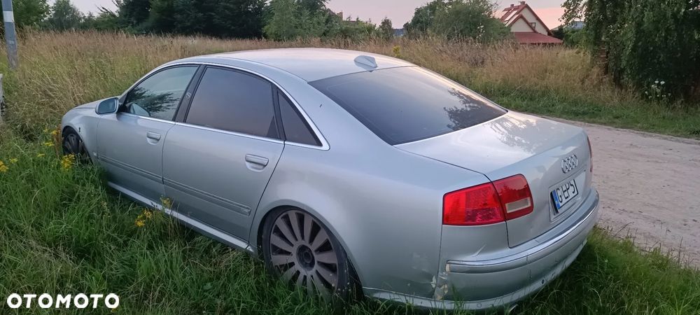 Audi A8 4.2 L Quattro - 4