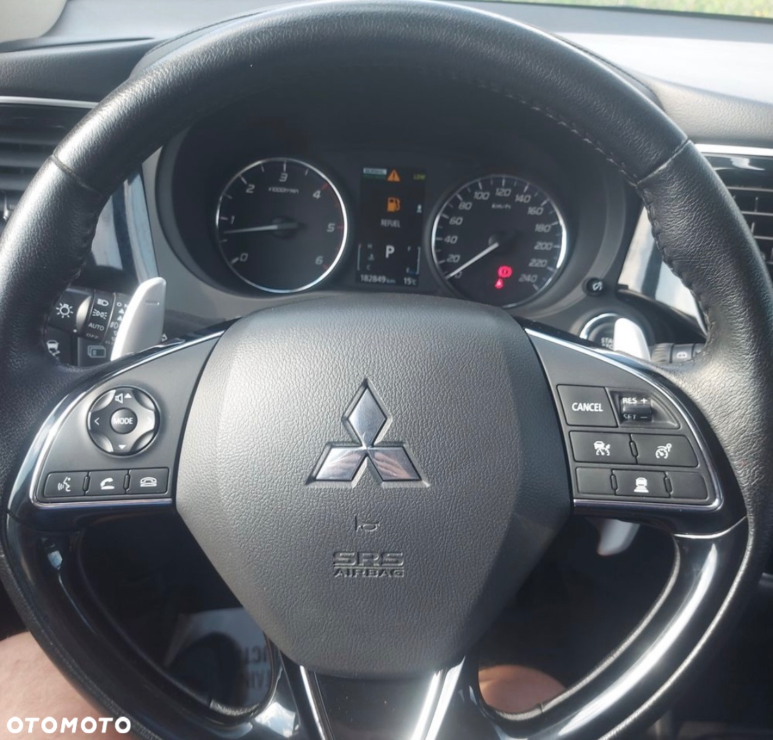 Mitsubishi Outlander 2.2 DI-D 4WD Automatik Diamant Edition - 23